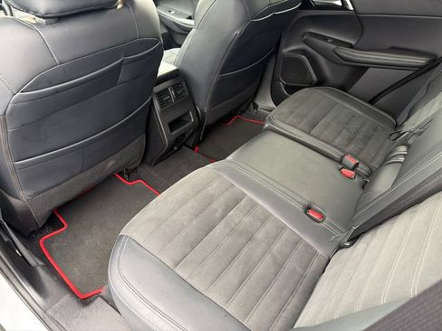 Used 2024 Mitsubishi Outlander AWD image 15