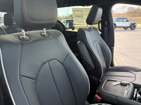 New 2026 Chrysler Pacifica Limited image 16