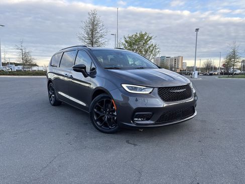 Certified 2022 Chrysler Pacifica Limited w/ Uconnect Theater Family Group image 2