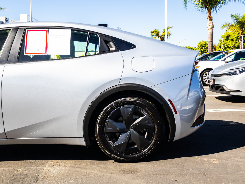 Used 2026 Toyota Prius LE AWD/4WD image 6