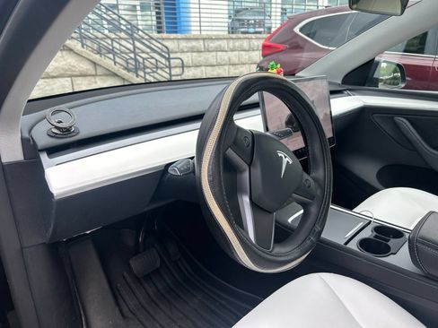 Used 2024 Tesla Model Y Long Range AWD/4WD image 8