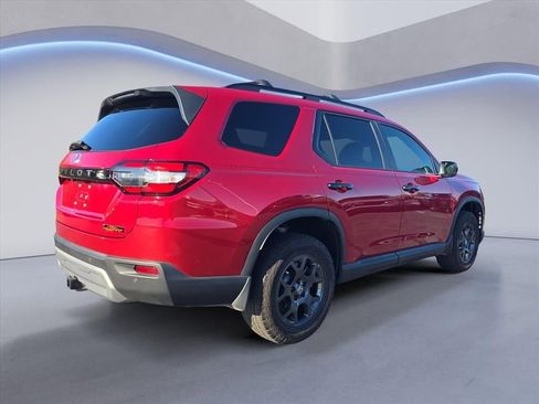 Used 2025 Honda Pilot TrailSport image 5