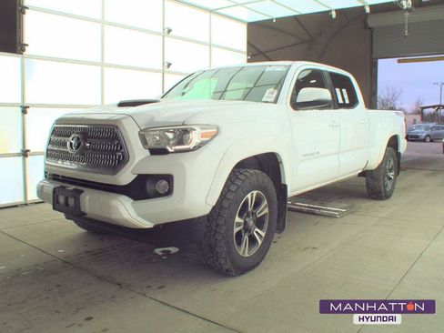 Used 2017 Toyota Tacoma TRD Sport image 1