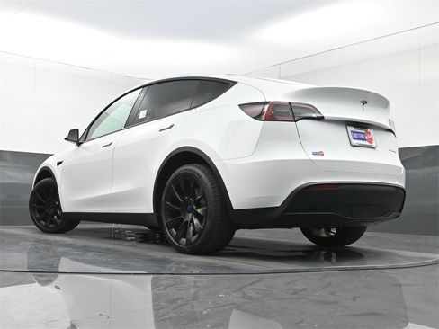 Used 2023 Tesla Model Y Long Range image 26