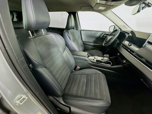 Used 2025 Mitsubishi Outlander SE image 32