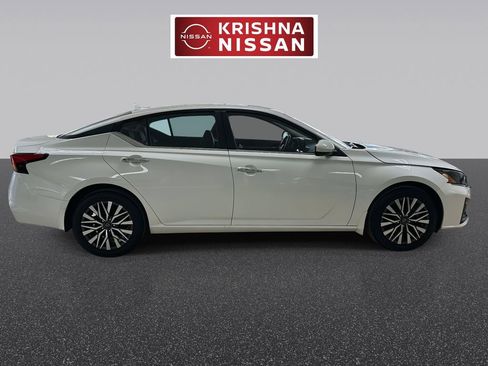Used 2023 Nissan Altima 2.5 SV w/ SV Premium Package image 2