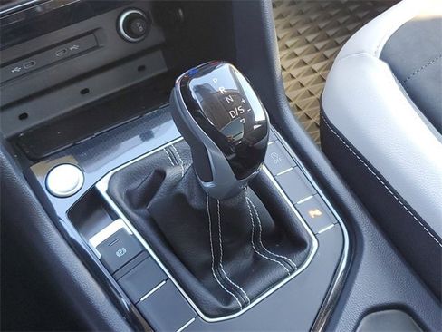 Certified 2025 Volkswagen Taos SE w/ Panoramic Sunroof Package image 30