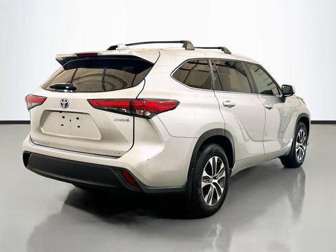 Used 2023 Toyota Highlander XLE AWD/4WD image 4