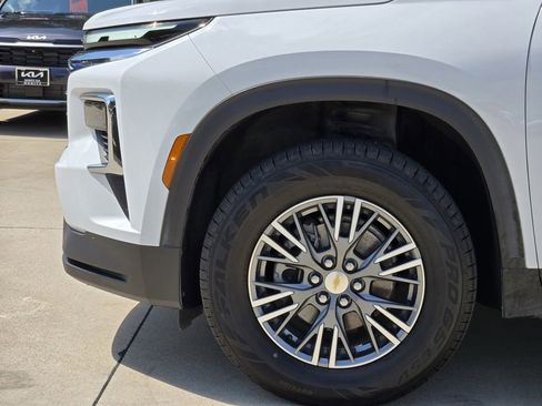 Used 2025 Chevrolet Traverse LT FWD image 14