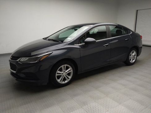 Used 2018 Chevrolet Cruze LT FWD image 2