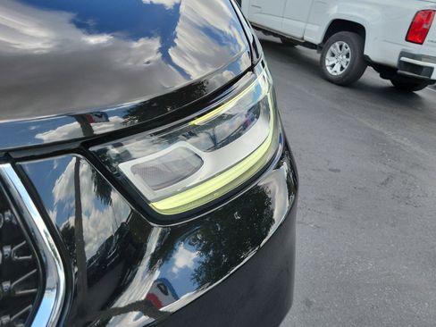 Used 2024 Chrysler Pacifica Touring-L FWD image 3