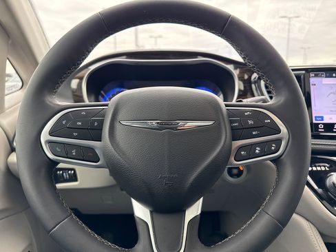 Used 2022 Chrysler Pacifica Limited image 19