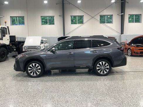Used 2025 Subaru Outback Touring AWD/4WD image 4