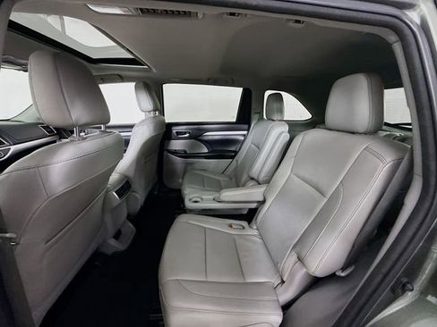 Used 2016 Toyota Highlander XLE image 25