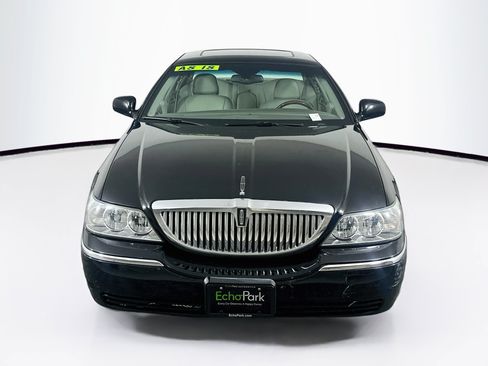 Used 2005 Lincoln Town Car Signature Limited RWD image 2