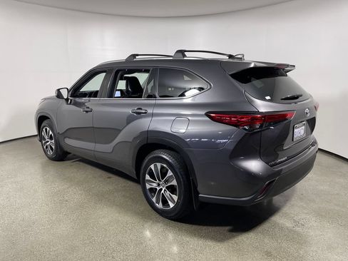 Certified 2021 Toyota Highlander XLE AWD/4WD image 5