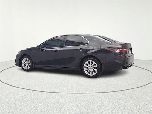 Used 2023 Toyota Camry SE image 5