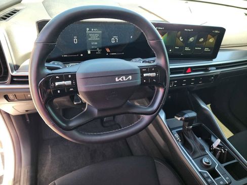 Used 2026 Kia Sorento LX FWD image 2
