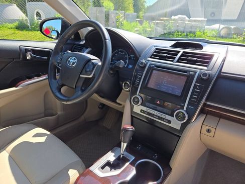 Used 2014 Toyota Camry XLE w/ Leather Package FWD image 9