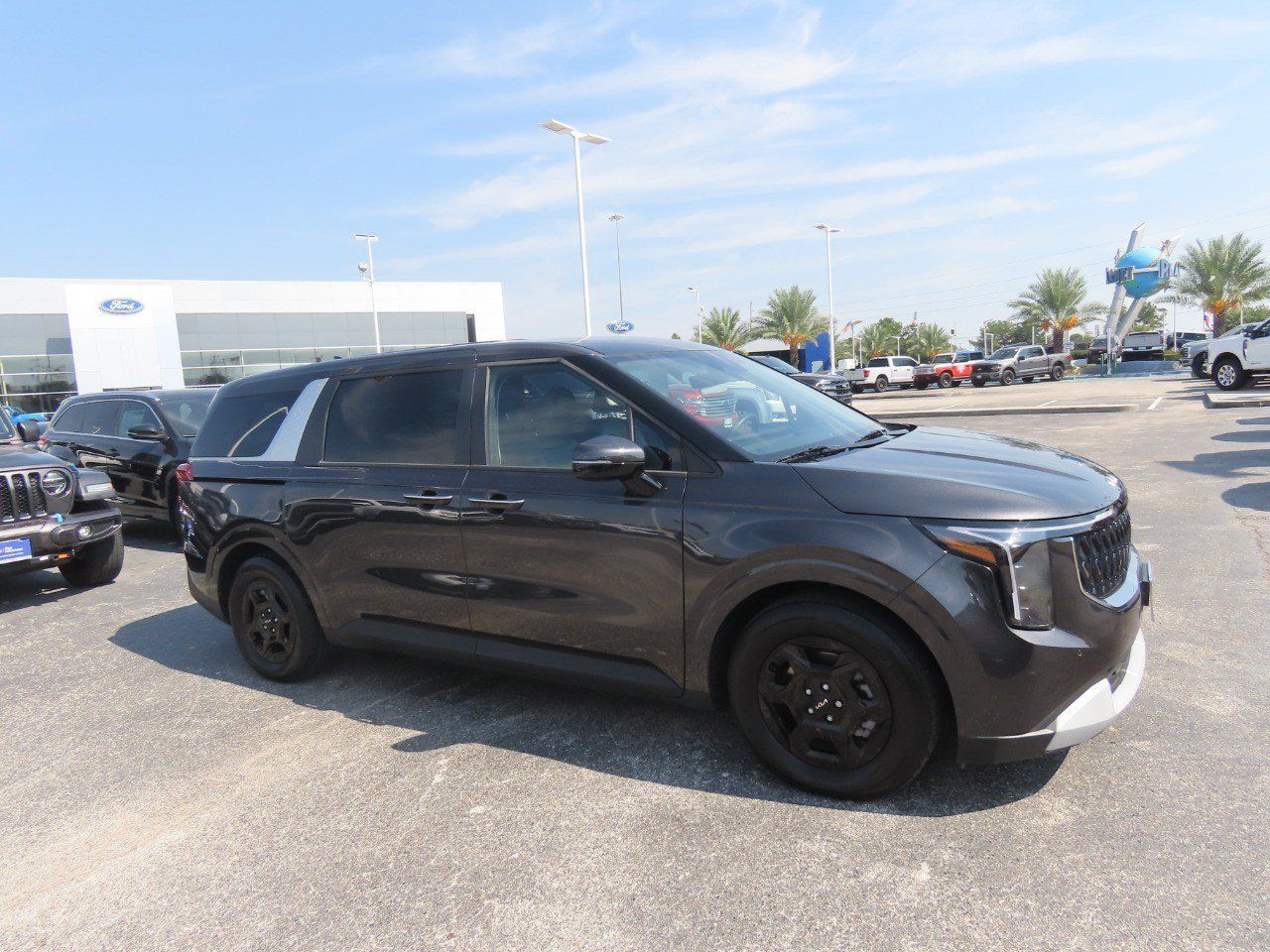 Used 2025 Kia Carnival FWD image 7