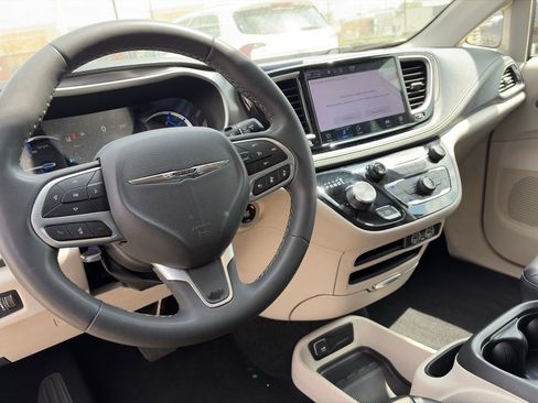 Used 2023 Chrysler Pacifica Touring-L image 18