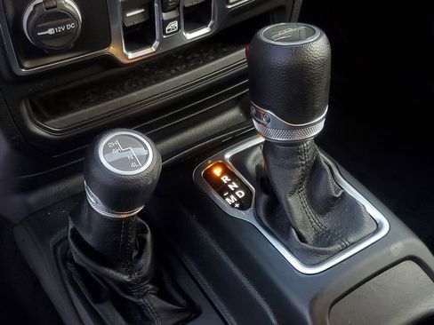 Used 2021 Jeep Gladiator Sport image 30