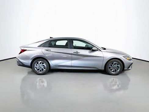 Used 2024 Hyundai Elantra SEL FWD image 7