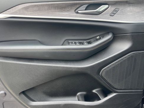 Used 2025 Jeep Grand Cherokee L Limited w/ Black Appearance Package image 11