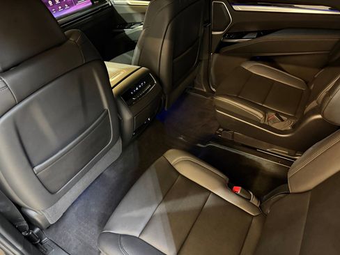 Used 2025 Cadillac Escalade ESV Luxury RWD image 44