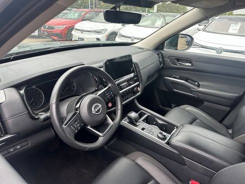 Used 2025 Nissan Pathfinder SL AWD/4WD image 10