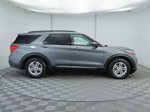 Used 2022 Ford Explorer XLT w/ Equipment Group 202A image 4