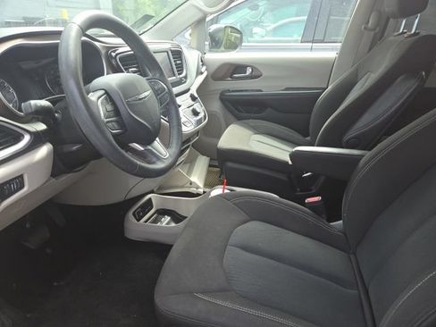 Used 2023 Chrysler Voyager LX FWD image 7