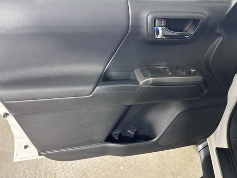 Used 2017 Toyota Tacoma TRD Sport image 18