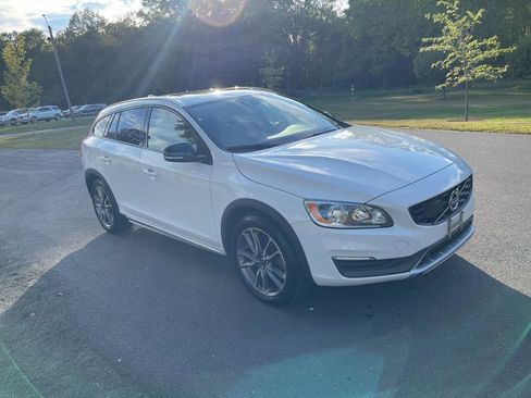 Used 2015 Volvo V60 T5 Cross Country image 1