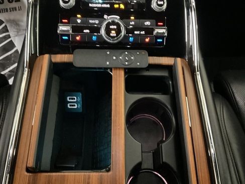 Used 2018 Lincoln Navigator Select image 20