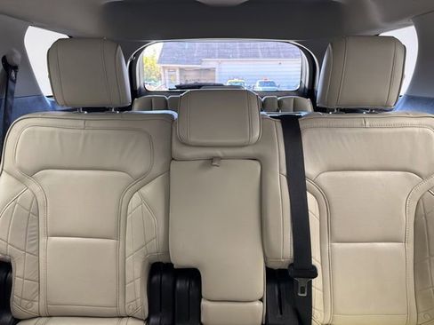 Used 2018 Ford Explorer Platinum image 17