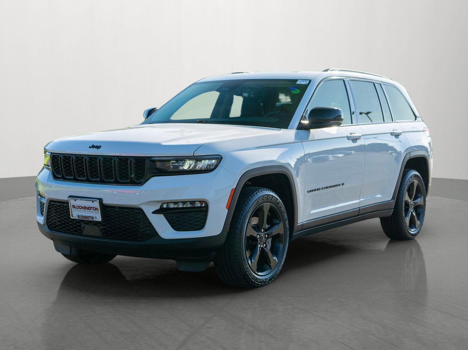 Used 2023 Jeep Grand Cherokee Limited w/ Black Appearance Package AWD/4WD image 3
