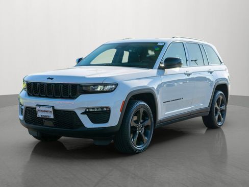 Used 2023 Jeep Grand Cherokee Limited w/ Black Appearance Package AWD/4WD image 3