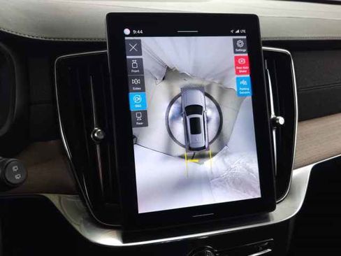 Certified 2025 Volvo XC90 B5 Plus AWD/4WD image 30