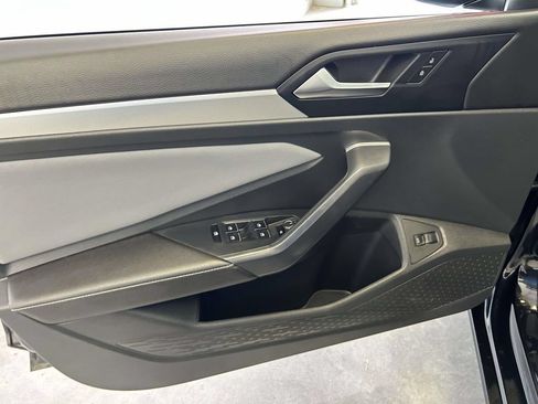 Used 2025 Volkswagen Jetta SE FWD image 16