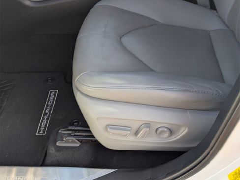 Used 2020 Toyota Highlander Platinum image 18