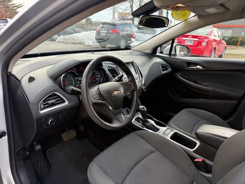 Used 2017 Chevrolet Cruze LT w/ Convenience Package image 10