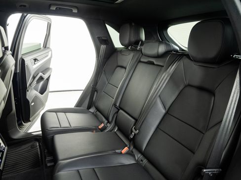 Certified 2024 Porsche Cayenne AWD/4WD image 21