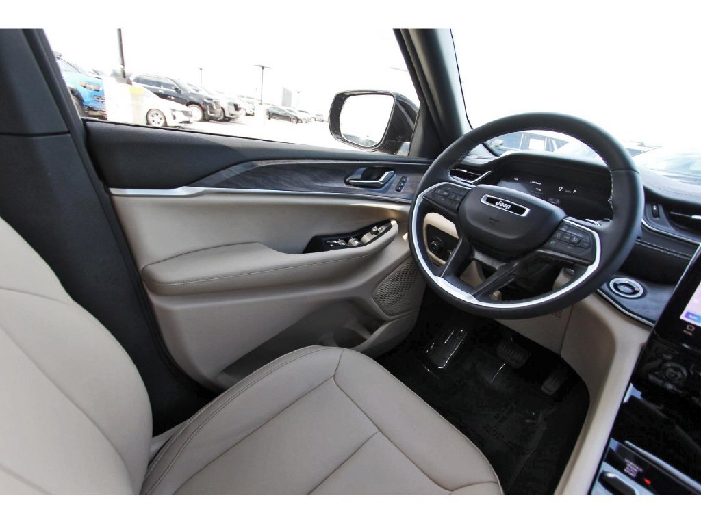 Used 2024 Jeep Grand Cherokee Limited AWD/4WD image 8