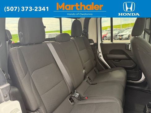 Used 2023 Jeep Gladiator Overland AWD/4WD image 15