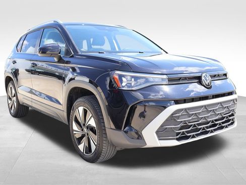 Used 2025 Volkswagen Taos SE AWD/4WD image 6