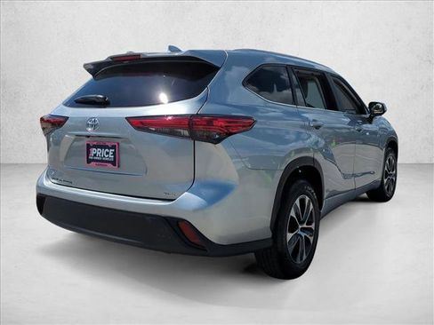 Used 2023 Toyota Highlander XLE FWD image 5