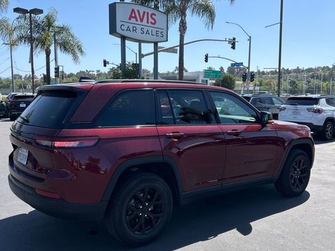 Used 2025 Jeep Grand Cherokee Altitude image 3