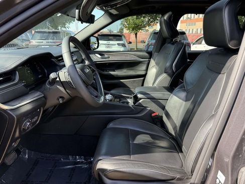 Used 2023 Jeep Grand Cherokee Overland w/ Luxury Tech Group IV AWD/4WD image 15