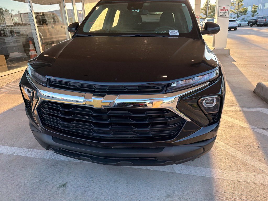Used 2025 Chevrolet TrailBlazer LS w/ LS Confidence Package FWD image 2